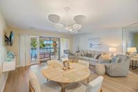 德斯坦Seascape Boardwalk Villa 277的带桌子和沙发的客厅