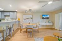 德斯坦Seascape Boardwalk Villa 277的配有桌椅的厨房和餐厅