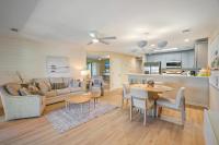 德斯坦Seascape Boardwalk Villa 277的带沙发和桌子的客厅