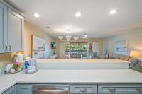 德斯坦Seascape Boardwalk Villa 277的带柜台的厨房和客厅