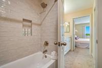 Seascape Boardwalk Villa 277的一间浴室