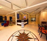 科伦坡Fairway Colombo - Sri Lanka&#39;s First Hotel With Robot Technology的大楼一层的大厅里有一个星星