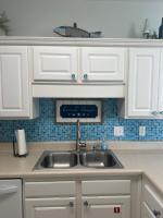 Beautiful Two Bedroom, Two Bathroom First Floor Condo in Gulf Shores!的厨房或小厨房