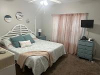 Beautiful Two Bedroom, Two Bathroom First Floor Condo in Gulf Shores!客房内的一张或多张床位