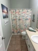 Beautiful Two Bedroom, Two Bathroom First Floor Condo in Gulf Shores!的一间浴室