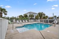 格尔夫海岸Beautiful Two Bedroom, Two Bathroom First Floor Condo in Gulf Shores!的一个带椅子和围栏的游泳池