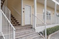 格尔夫海岸Beautiful Two Bedroom, Two Bathroom First Floor Condo in Gulf Shores!的一座房子,设有通往白色门的木楼梯