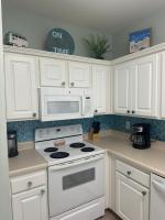 Beautiful Two Bedroom, Two Bathroom First Floor Condo in Gulf Shores!的厨房或小厨房
