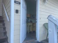 格尔夫海岸Beautiful Two Bedroom, Two Bathroom First Floor Condo in Gulf Shores!的通往带书桌的房间的门