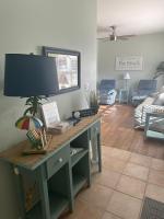 格尔夫海岸Beautiful Two Bedroom, Two Bathroom First Floor Condo in Gulf Shores!的客厅配有带台灯的书桌