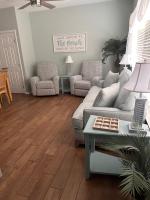 格尔夫海岸Beautiful Two Bedroom, Two Bathroom First Floor Condo in Gulf Shores!的带沙发和桌子的客厅