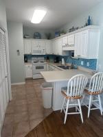 Beautiful Two Bedroom, Two Bathroom First Floor Condo in Gulf Shores!的厨房或小厨房