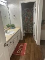 Beautiful Two Bedroom, Two Bathroom First Floor Condo in Gulf Shores!的一间浴室