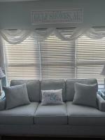 格尔夫海岸Beautiful Two Bedroom, Two Bathroom First Floor Condo in Gulf Shores!的客厅里配有带枕头的沙发