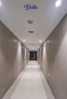 迪拜Bella INN - Mixed M &amp; F的墙上有标志的建筑走廊