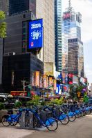 纽约Hyatt Regency Times Square的停在城市停车场的一群自行车