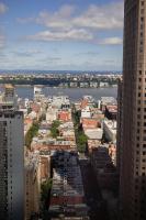 纽约Hyatt Regency Times Square的鸟瞰一座有河流和建筑物的城市