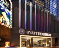 纽约Hyatt Regency Times Square的享有Hyatt regency大楼的夜景