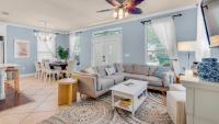 德斯坦The Bluefin - Luxury Beach Home!的带沙发和桌子的客厅