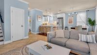 德斯坦The Bluefin - Luxury Beach Home!的带沙发的客厅和厨房