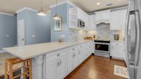 The Bluefin - Luxury Beach Home!的厨房或小厨房