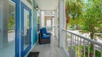 The Bluefin - Luxury Beach Home!的阳台或露台