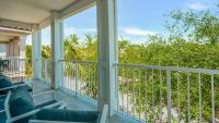 The Bluefin - Luxury Beach Home!的阳台或露台