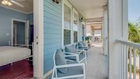 The Bluefin - Luxury Beach Home!的阳台或露台