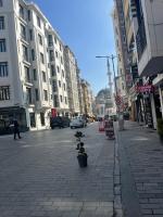 伊斯坦布尔Murat bey konağı的一条城市街道,有高大的建筑和种有植物的路边