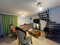 Hostel Tu Espacio RE - Casa cerca del Aeropuerto的电视和/或娱乐中心