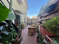 Hostel Tu Espacio RE - Casa cerca del Aeropuerto的阳台或露台