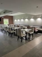 Wingate by Wyndham Grove City餐厅或其他用餐的地方