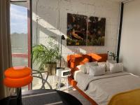 Apartament I LOVE PIOTRKOWSKA z wielkim lustrem, balkonem i klimatyzacją客房内的一张或多张床位