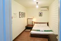 Les Fleurs Bangkok Hostel客房内的一张或多张床位