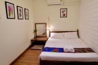 曼谷Les Fleurs Bangkok Hostel的一间卧室,床上有两双白鞋