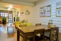 Les Fleurs Bangkok Hostel的休息区