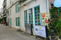 Les Fleurs Bangkok Hostel的证书、奖牌、标识或其他文件