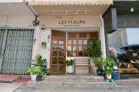 曼谷Les Fleurs Bangkok Hostel的商店的前门,里面装有长凳