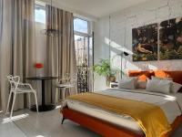 Apartament I LOVE PIOTRKOWSKA z wielkim lustrem, balkonem i klimatyzacją客房内的一张或多张床位