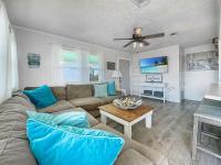 格尔夫海岸Bungalow by the Bay with FREE ACTIVITIES的带沙发和桌子的客厅