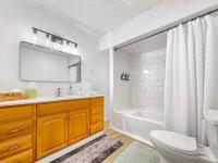 格尔夫海岸Bungalow by the Bay with FREE ACTIVITIES的带水槽、马桶和浴缸的浴室