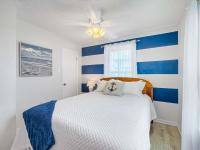 格尔夫海岸Bungalow by the Bay with FREE ACTIVITIES的卧室设有蓝白色条纹墙