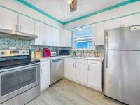 Bungalow by the Bay with FREE ACTIVITIES的厨房或小厨房