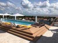 SERENITY SUITES with ROOFTOP POOL, BEACH CLUB, SPA, RESTAURANTS内部或周边的泳池