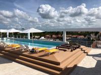 SERENITY SUITES with ROOFTOP POOL, BEACH CLUB, SPA, RESTAURANTS内部或周边的泳池