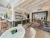 SERENITY SUITES with ROOFTOP POOL, BEACH CLUB, SPA, RESTAURANTS的休息区