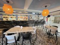 SERENITY SUITES with ROOFTOP POOL, BEACH CLUB, SPA, RESTAURANTS的休息区