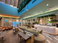 SERENITY SUITES with ROOFTOP POOL, BEACH CLUB, SPA, RESTAURANTS的休息区