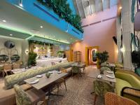 SERENITY SUITES with ROOFTOP POOL, BEACH CLUB, SPA, RESTAURANTS的休息区