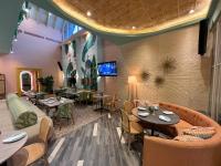 SERENITY SUITES with ROOFTOP POOL, BEACH CLUB, SPA, RESTAURANTS的休息区